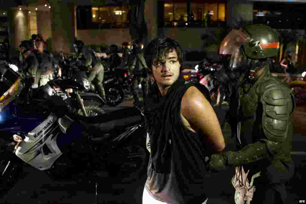 Manifestantes son detenidos por la Guardia Nacional Bolivariana (GNB) hoy, viernes 14 de marzo de 2014, durante protestas contra el Gobierno del presidente Nicolás Maduro, en Caracas (Venezuela). Estados Unidos acusó a Venezuela de "faltar descaradamente 