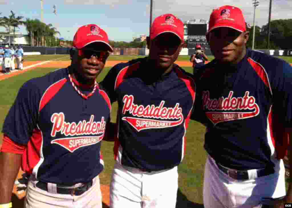 De izquierda a derecha, los peloteros cubanos Rusney Castillo (Medias Rojas de Boston), Adeiny Hechavarría (Miami Marlins) y Yasiel Puig (Dodgers de Los Ángeles), en el Juego de las Estrellas Cubanas en Miami.
