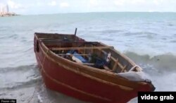 En este bote rústico llegaron 27 balseros cubanos a Virginia Key, cerca de Miami.