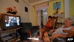 Una familia ve la transmisión del traspaso de poder en Cuba por la televisión cubana.