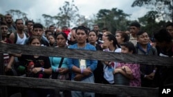 Migrantes que planean comenzar a caminar a través del Tapón del Darién desde Colombia a Panamá con la esperanza de llegar a Estados Unidos se reúnen en el campamento inicial del sendero en Acandí, Colombia, el 9 de mayo de 2023.