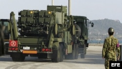  Interceptores de misiles son cargados a un buque en el puerto Nakagusuku en la isla de Okinawa (Japón) hoy, jueves 6 de diciembre de 2012.