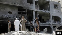 La tregua de doce horas ha servido para rescatar docenas de cadáveres de entre los escombros. 