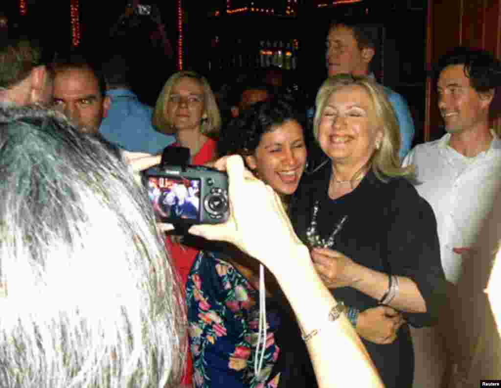 Con tragos y música en un bar de Cartagena, la secretaria de Estado de Estados Unidos, Hillary Clinton, cerró su participación en la VI Cumbre de las Américas.