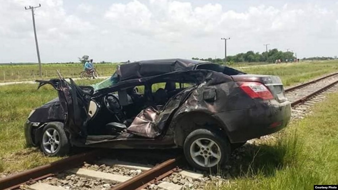 El auto chocado por un tren en Sagua la Grande. 