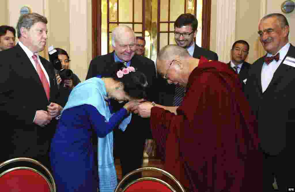 Fotografía cedida por Fórum 2000 que muestra a la premio Nobel de la Paz y activista birmana, Aung San Suu Kyi (c-i), saludando al líder espiritual tibetano Dalai Lama (c-d). 