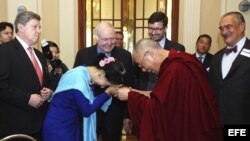 Fotografía cedida por Fórum 2000 que muestra a la premio Nobel de la Paz y activista birmana, Aung San Suu Kyi (c-i) saludando al líder espiritual tibetano Dalai Lama (c-d). 