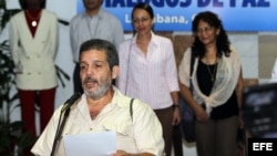 El portavoz guerrillero Luis Alberto Albán (d), alias Marco León Calarcá, lee un comunicado al llegar al Palacio de Convenciones de La Habana (Cuba). 