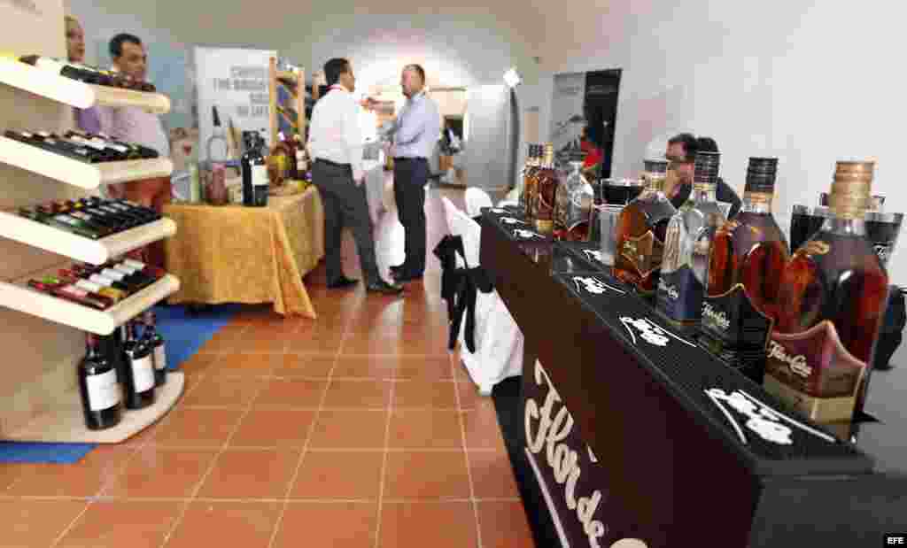 Asistentes a la XXXVI Feria Internacional de Turismo de La Habana (FitCuba) recorren &nbsp;diferentes zonas de exposiciones dedicadas al sector de turismo en La Habana (Cuba).