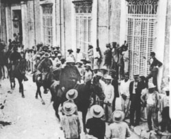 El general estadounidense William Shafter entra Santiago de Cuba en 1898. (AP Photo)