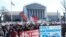 Cientos de personas se congregan hoy frente al edificio de la Corte Suprema de los Estados Unidos en Washington, DC., para presionar a favor de una resolución que avale la constitucionalidad de los matrimonios homosexuales. 