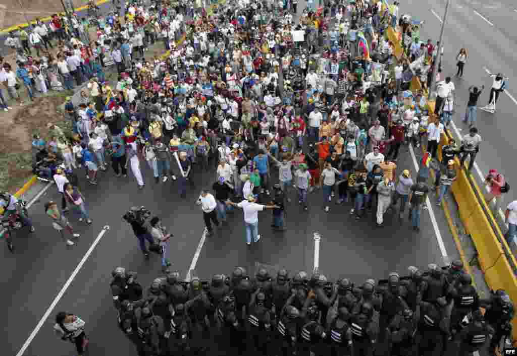 Guardia Nacional detienen la manifestación de miles de simpatizantes de Henrique Capriles,en Caracas, Venezuela. 