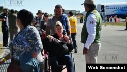 Cubanos llegan al Aeropuerto Internacional de Nuevo Laredo, en México.