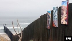 Muro metálico que se clava en el mar para señalar el punto donde termina Latinoamérica, en Playas Tijuana.