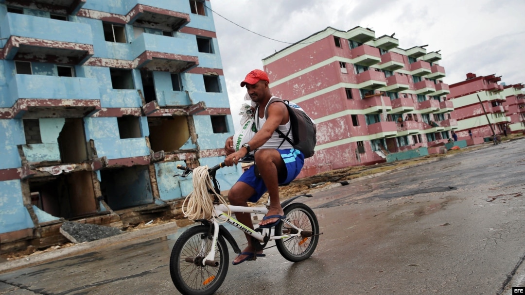 Edificios afectados por el paso del huracán Matthew en Baracoa.