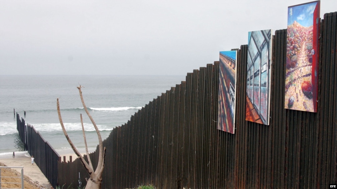 Muro metálico que se clava en el mar para señalar el punto donde termina Latinoamérica, en Playas Tijuana.