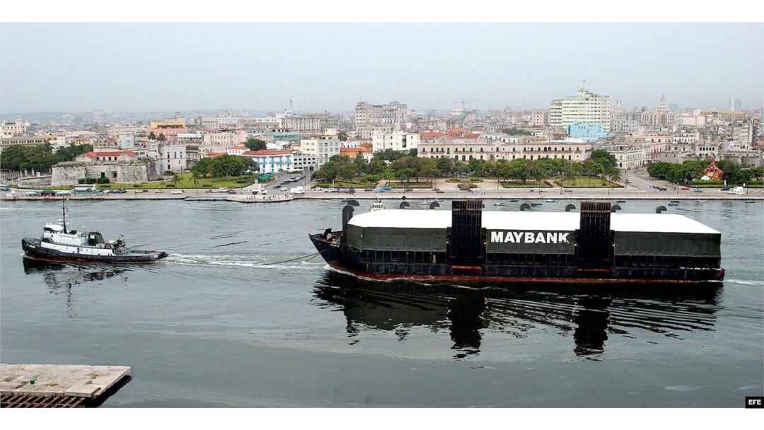 ARCHIVO. La barcaza estadounidense Helen III, arrastrada por el remolcador El Jaguar,entra en la Bahía de La Habana con un cargamento de papel y madera vendido a Cuba por compañías norteamericanas.