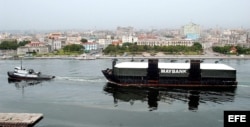 ARCHIVO. La barcaza estadounidense Helen III, arrastrada por el remolcador El Jaguar,entra en la Bahía de La Habana con un cargamento de papel y madera vendido a Cuba por compañías norteamericanas.