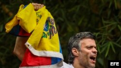 El opositor venezolano Leopoldo López saluda a seguidores tras su salida de la cárcel de Ramo Verde, el pasado 8 de julio.