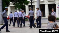 Policías cubanos caminan por una calle de La Habana, el 14 de mayo de 2026. (Foto de Yamil LAGE / AFP)
