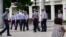 Policías cubanos caminan por una calle de La Habana, el 14 de mayo de 2026. (Foto de Yamil LAGE / AFP)
