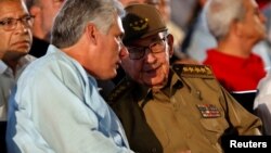 El general Raúl Castro conversa con el gobernante cubano Miguel Díaz-Canel en Santiago de Cuba, en julio del 2018.