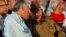 El general Raúl Castro conversa con el gobernante cubano Miguel Díaz-Canel en Santiago de Cuba, en julio del 2018.