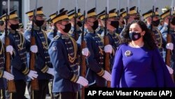 La flamante presidenta de Kosovo ,Vjosa Osmani-Sadriu, revista la Guardia de Honor durante la ceremonia de juramentación (AP Foto/ Visar Kryeziu)