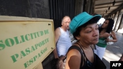 Cubanos en la Embajada de España esperan los trámites para solicitar la ciudadanía española, en diciembre de 2008. (AFP/Rodrigo Arangua).