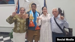 Ofelia Acebedo, Luis Manuel Otero Alcántara, Rosa María Payá y Elías Cepero, posan ante la cámara haciendo la señal de la libertad.