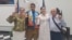 Ofelia Acebedo, Luis Manuel Otero Alcántara, Rosa María Payá y Elías Cepero, posan ante la cámara haciendo la señal de la libertad.