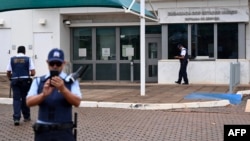 Personal de seguridad custodia este viernes 2 de octubre la Embajada de EEUU en Brasilia, luego de que el gobierno estadounidense suspendiera los servicios consulares por "motivos de seguridad".