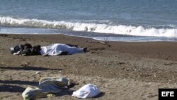 Foto ARCHIVO. Vista de varios cuerpos de refugiados sin vida que perecieron en su viaje a la isla de Lesbos, Grecia el 30 de octubre de 2015.