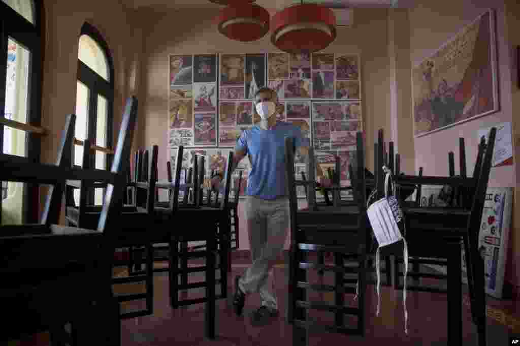 Gregory Biniowsy, un ciudadano canadiense cofundador del restaurante Nazdarovie, posa para una foto en su restaurante cerrado por la cuarentena. (AP/Ismael Francisco)