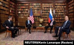 Cumbre en Ginebra, de izq. a der. Antony Blinken, Presidente Joe Biden, Vladimir Putin presidente ruso y Sergei Lavrov. Foto: REUTERS/Kevin Lamarque.