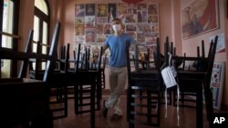 Gregory Biniowsy, un ciudadano canadiense cofundador del restaurante Nazdarovie, posa para una foto en su restaurante cerrado por la cuarentena. (AP/Ismael Francisco)