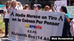 Mujeres protestan frente a las calles de Caracas.