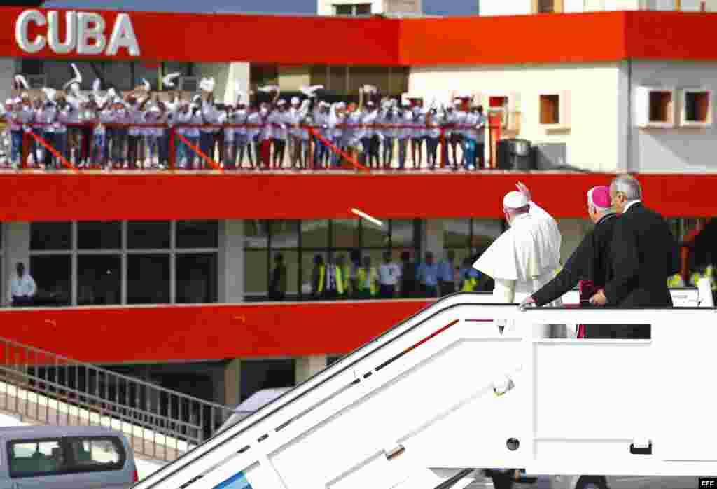 El papa Francisco saluda a su llegada al aeropuerto de Santiago de Cuba, el lunes 21 de septiembre de 2015.