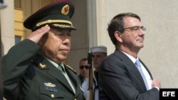 El general Fan Changlong, vicepresidente de la Comisión Militar Central de China, y Ashton Carter, secretario de Defensa de EEUU (i-d).