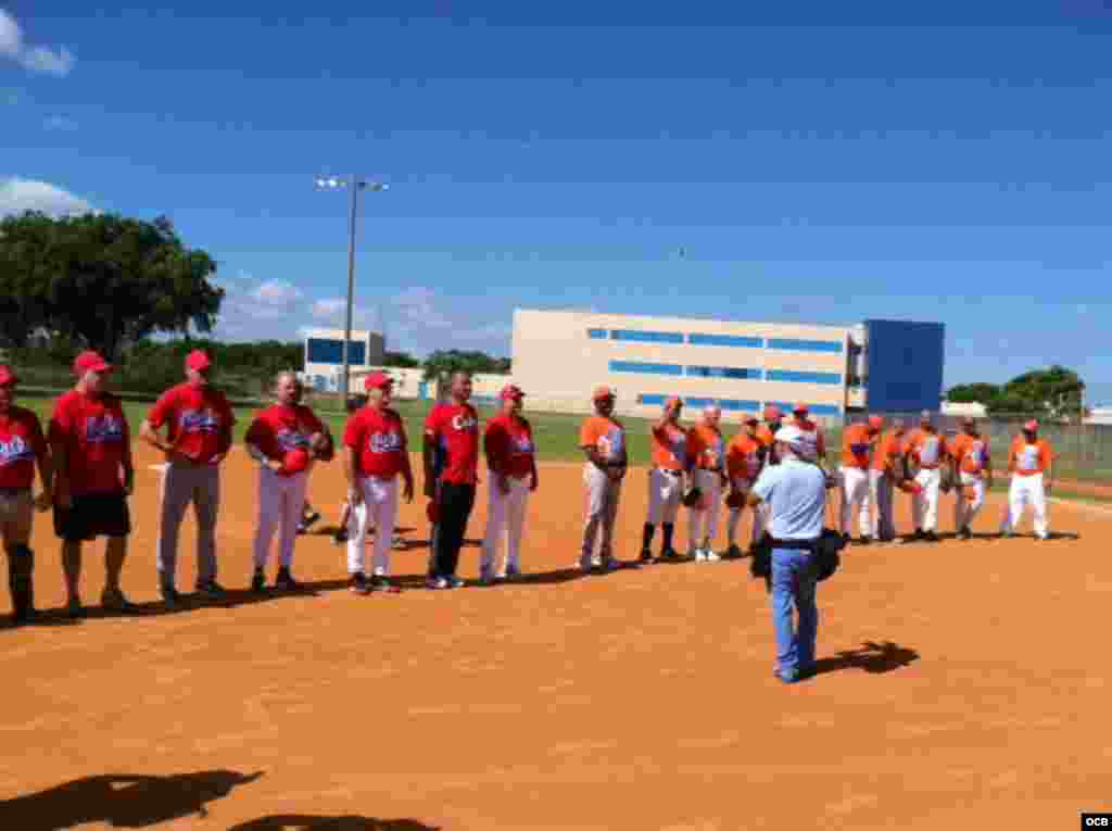Presentación de los equipos Cuba Rojo (ganador) y Naranja, antes del inicio del "Juego del Reencuentro". 