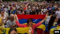 Cientos de personas participan en una manifestación contra Maduro, el 1 de mayo, en Caracas.