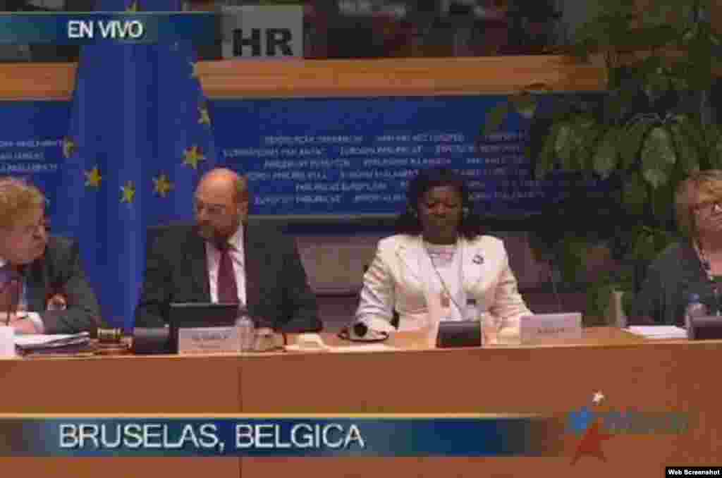 Berta Soler junto al presidente del Parlamento Europeo Martin Shultz.