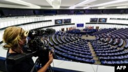 Un periodista fila la sesión plenaria del Parlamento Europeo. JULIEN WARNAND / POOL / AFP