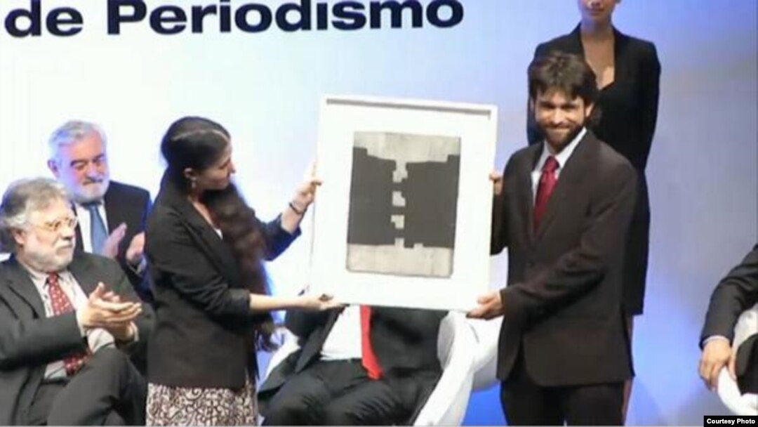 Yoani Sánchez mientras recibe el Premio Ortea Y Gasset.