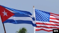 Las banderas de Cuba y Estados Unidos.