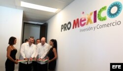 El director general de ProMéxico, Francisco N. González Díaz (i), y el ministro cubano de Comercio Exterior e Inversión Extranjera, Rodrigo Malmierca (d), cortan la cinta durante la inauguración de la oficina de ProMéxico en La Habana.