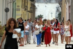 Un grupo de turistas camina por una calle de La Habana.