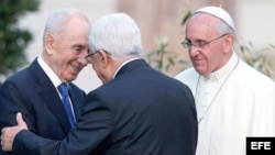 El primer ministro de Israel Shimon Peres (I), el presidente palestino Mahmoud Abbas y el papa Francisco.