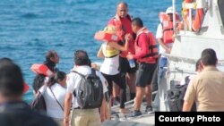 Balseros cubanos rescatados por crucero vía México.