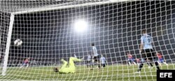 El portero uruguayo Fernando Muslera encaja un gol del defensa chileno Mauricio Isla.